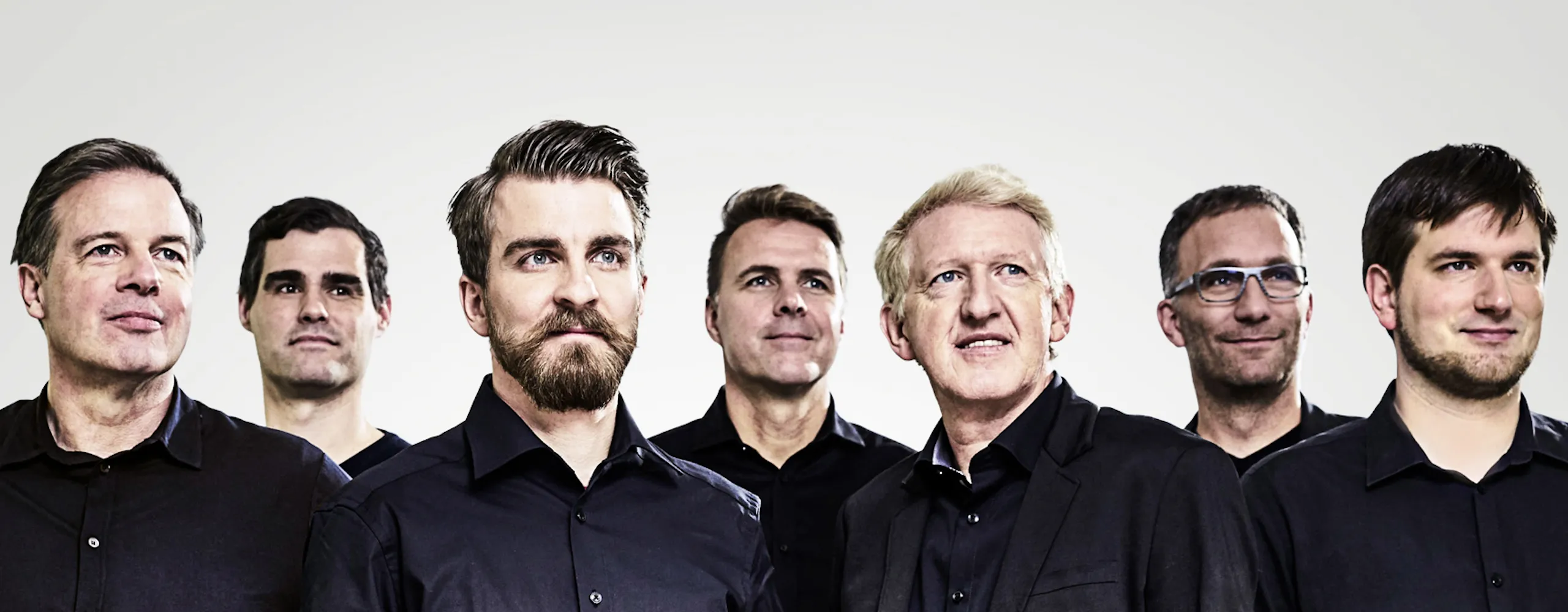 Eine Gruppe von Energie-Experten der b&h concept AG schauen zuversichtlich in die Zukunft.