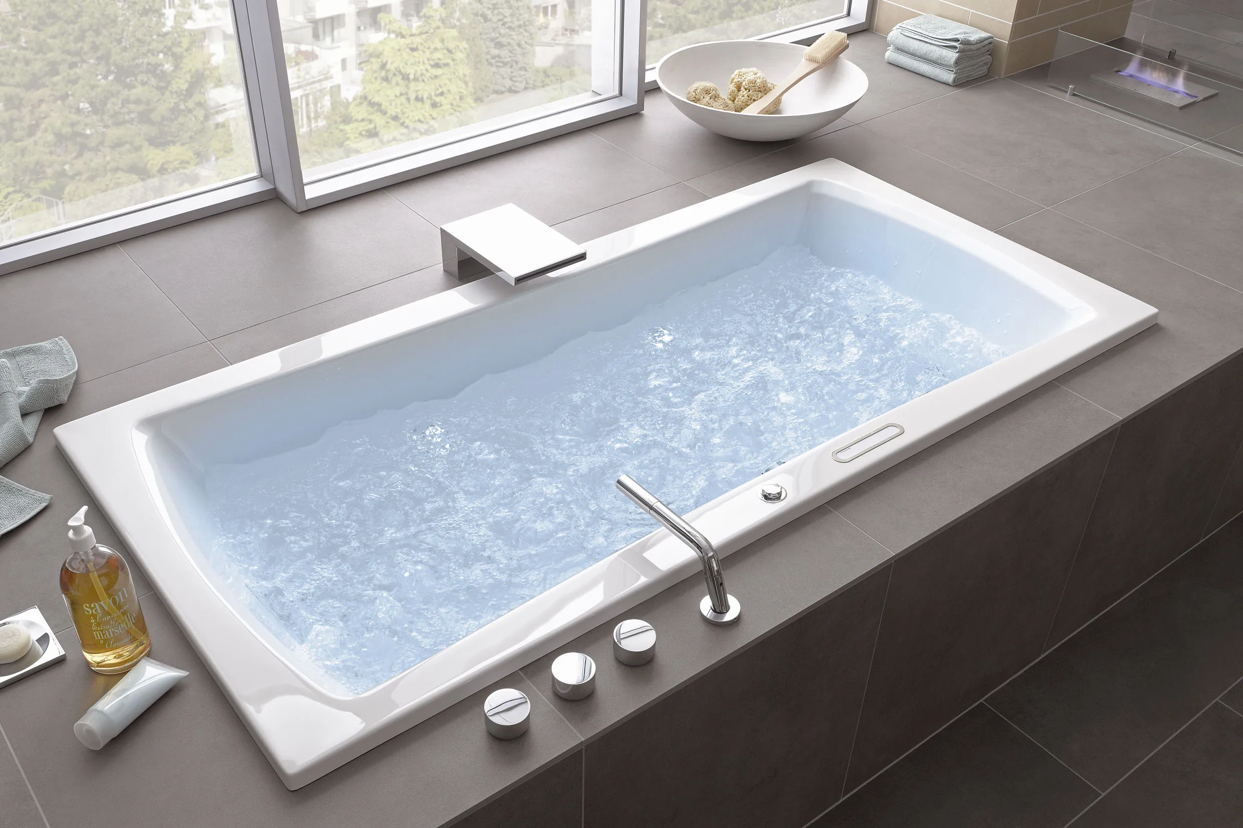 Acryl-Whirlwanne eingebaut am Fenster von Mauersberger