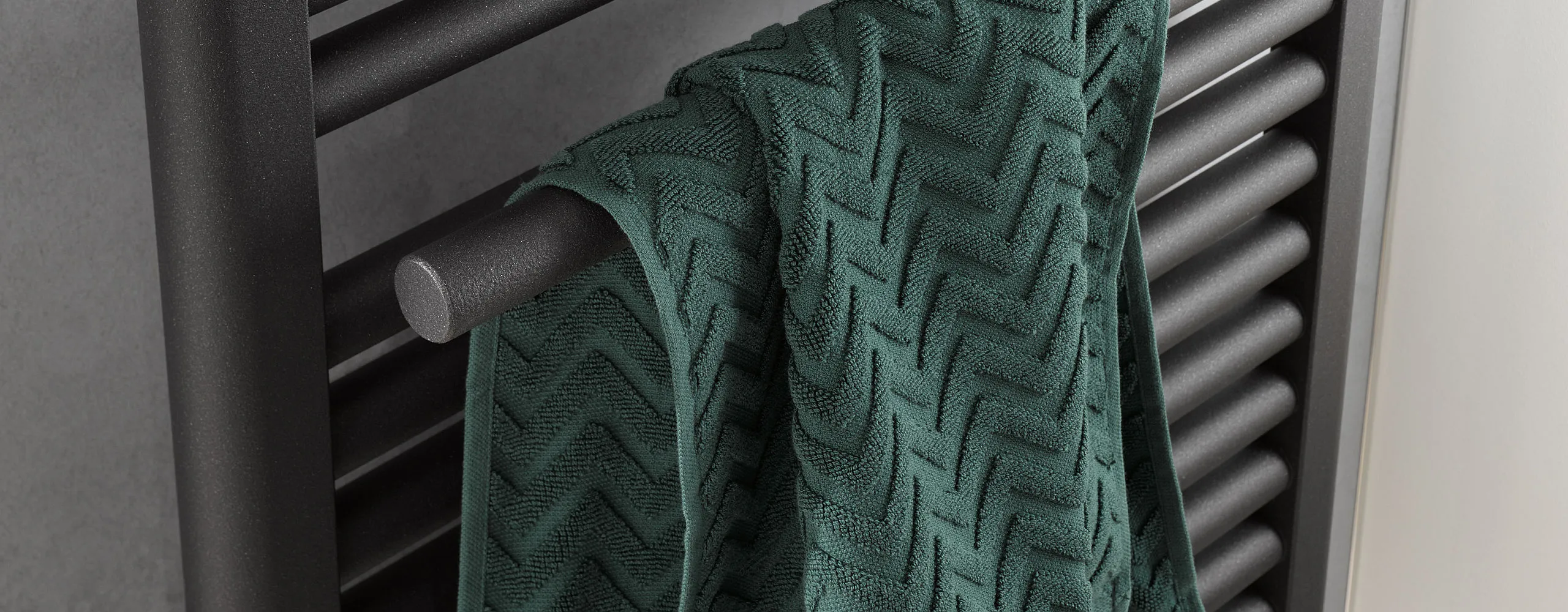 Nahaufnahme Designheizkörper für das Badezimmer mit Handtuchhalter.