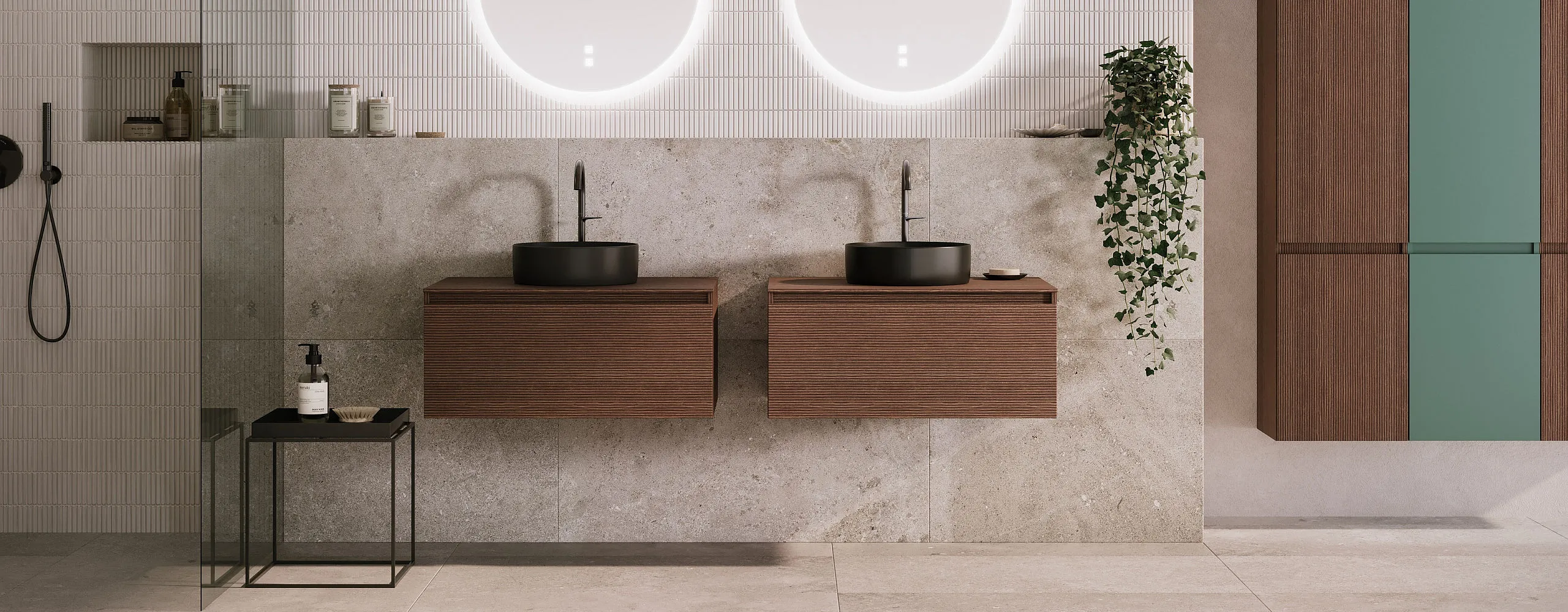 Zeitloses Badezimmerdesign mit burgbad Badmöbeln der Serie Lin20, darunter zwei hängende Holzwaschtische mit schwarzen Aufsatzwaschbecken und einer dekorativen Hängepflanze.