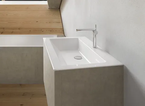 Waschtisch BetteLoft in Weiß als Aufsatzwaschtisch über Holzfußboden 