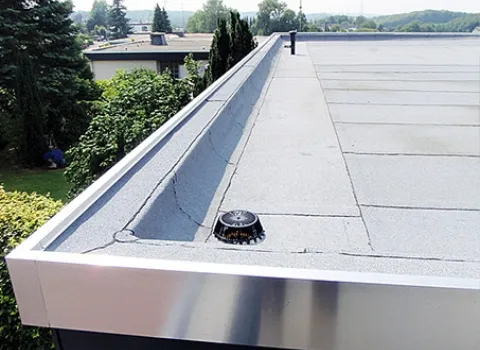 Flachdach von Schnitzer mit Abdichtung, Dämmung und Entwässerung.