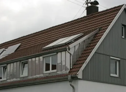 Steildach von Schnitzer mit Edelstahlblech verkleidet