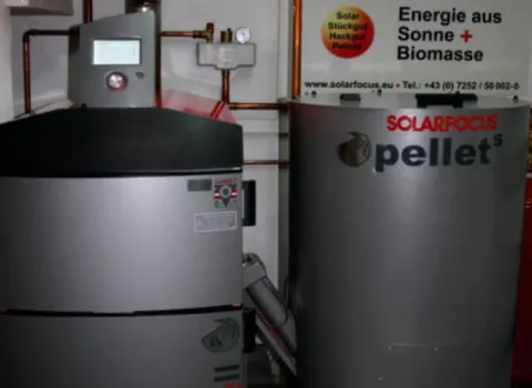 Biomasse-Pelletheizung mit Solarfocus-Kessel und Pelletlager.