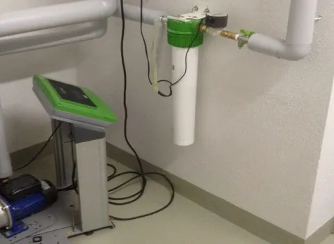 Wasseraufbereitungsanlage mit Pumpe und Filter im Heizungsraum zur Enthärtung und Systemschutz.