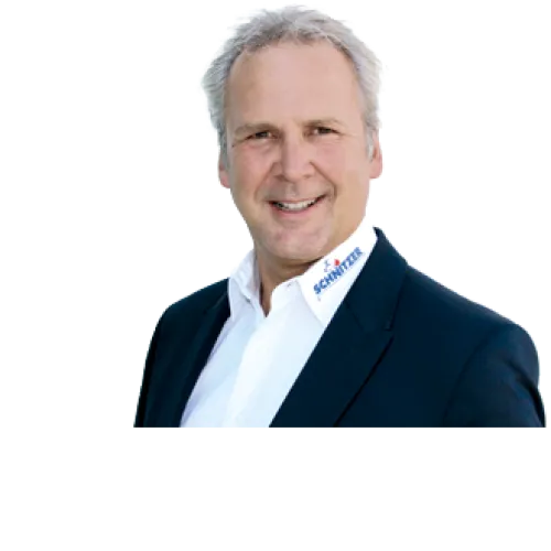 Geschaeftsfuehrer Wolfgang Schnitzer vor neutralen Hintergrund.