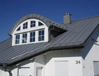 Modernes Blechdach aus vorbewittertem Titanzink.