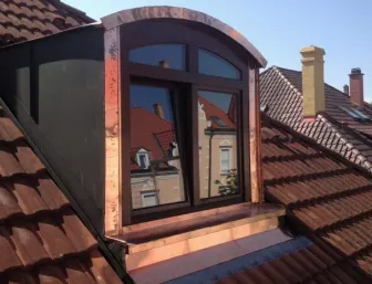 Kupfer-Dachgaube an Schrägdach in Reutlingen.