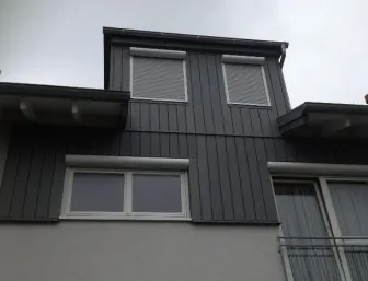 Moderne Fassadenverkleidung aus Titanzink-Blech.