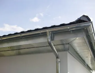 Garagenverkleidung aus Titanzink in Tübingen.