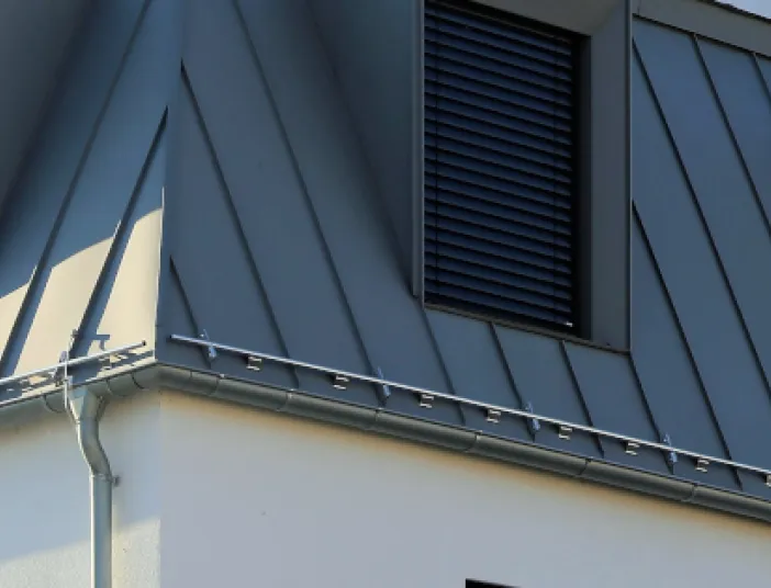 Modernes Haus mit Metalldach.