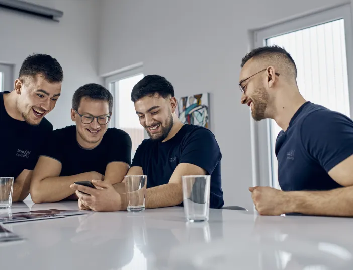 Gruppe von Azubis von bad & heizung bei einem Seminar.