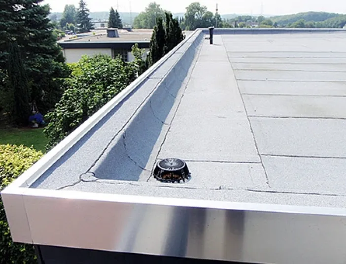 Flachdach von Schnitzer mit Abdichtung, Dämmung und Entwässerung.