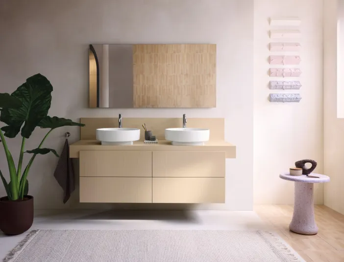 Frontalansicht eines großzuegigen Waschtischs der Serie Balcoon von Duravit mit zwei Aufsatzbecken und Holzunterschrank.