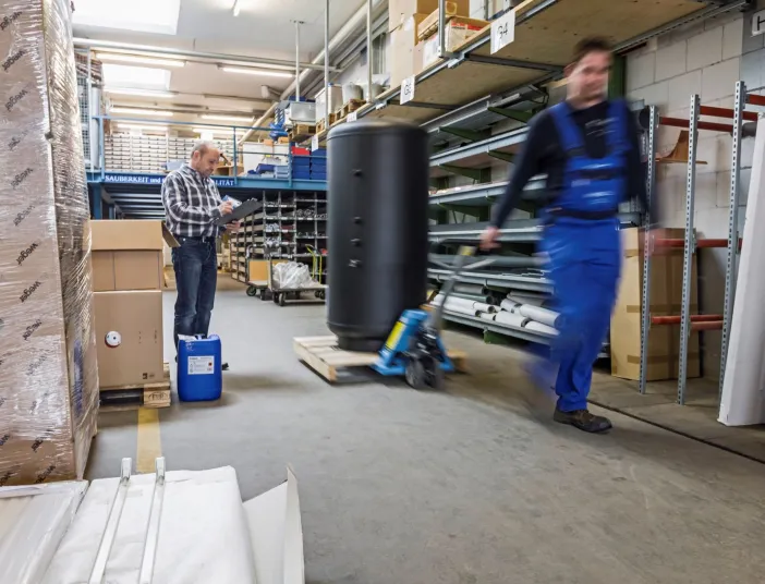 Lagerist bei der Arbeit in einem SHK Handwerksunternehmen.