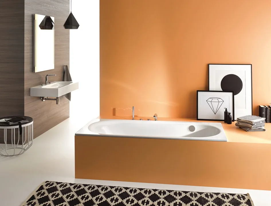 Badewanne BetteComodo eingelassen in oranger Umrandung